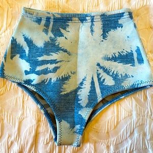 Billabong high waisted 1mm wetsuit surf short. Size 4 US.